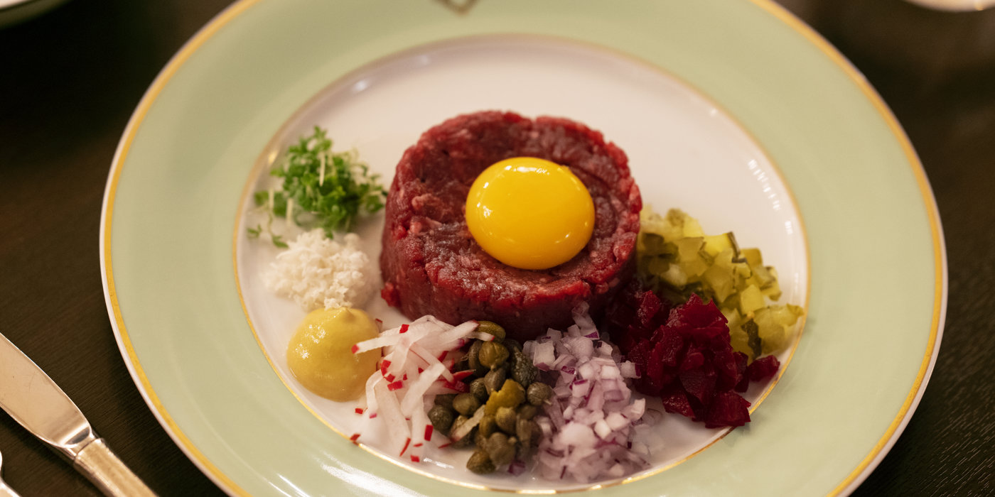 Tallerken med biff tartar fra Hotel Bristol restaurant