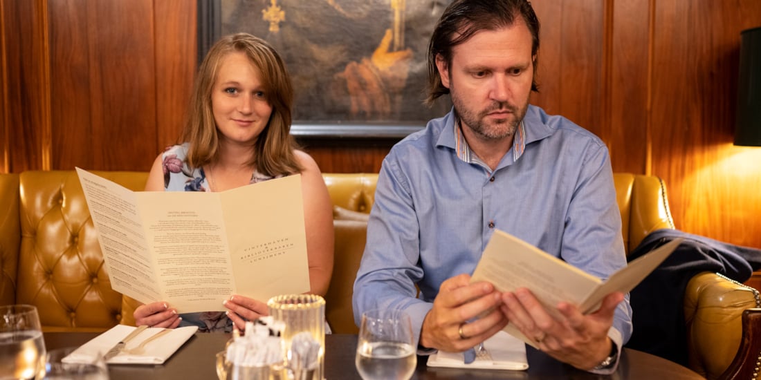 Merete og John Marius studerer menyen i Vinterhaven.
