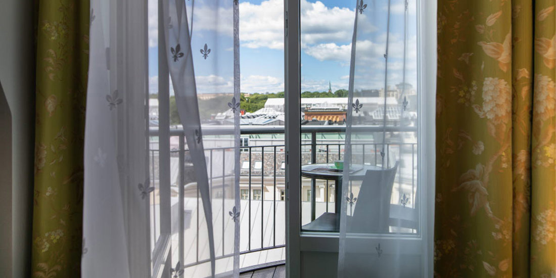 Vindu på Hotel Bristol som viser glimt av Oslo utenfor