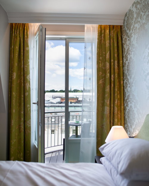 Seng foran vindu på hotellrom på Hotel Bristol