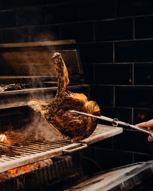 Kjøttstykke som blir tatt av grillen