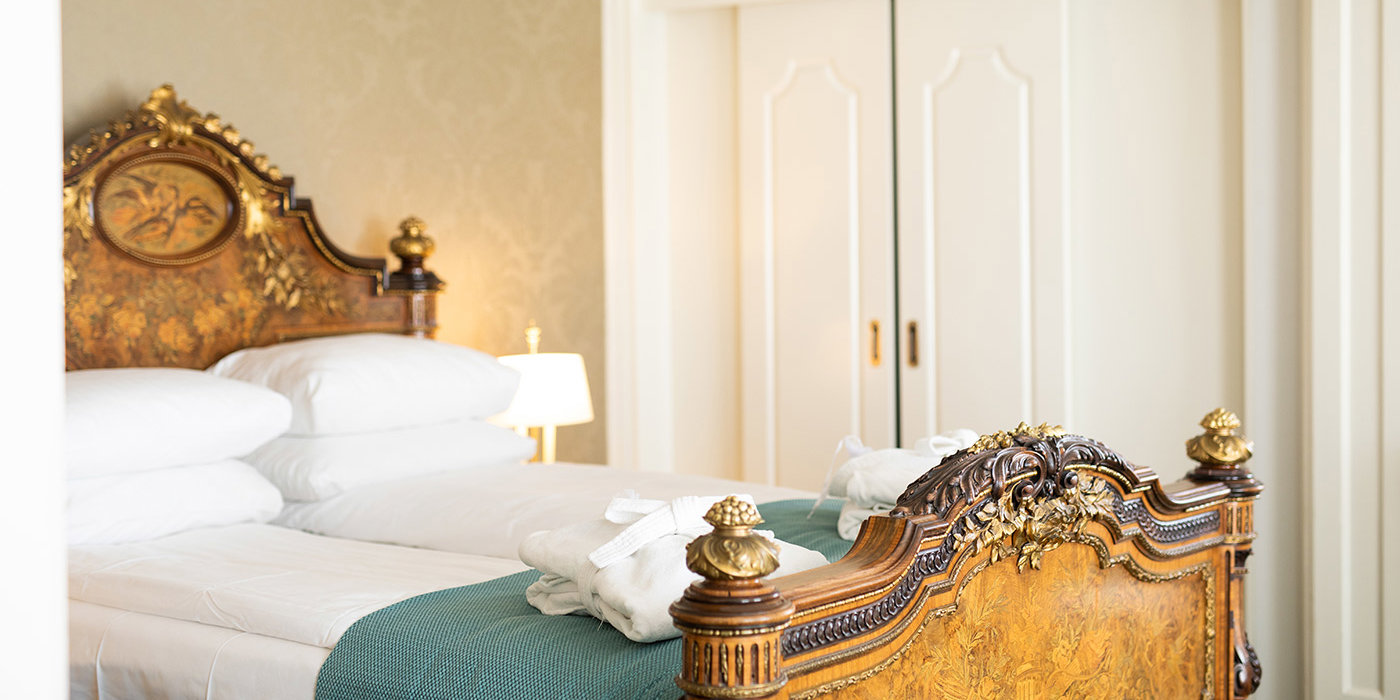 Stor og luksuriøs dobbeltseng på Hotel Bristol
