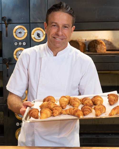 Baker med nybakte croissanter