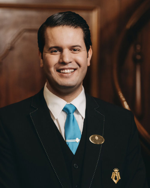 Smilende mann tar det varmt i mot på Hotel Bristol