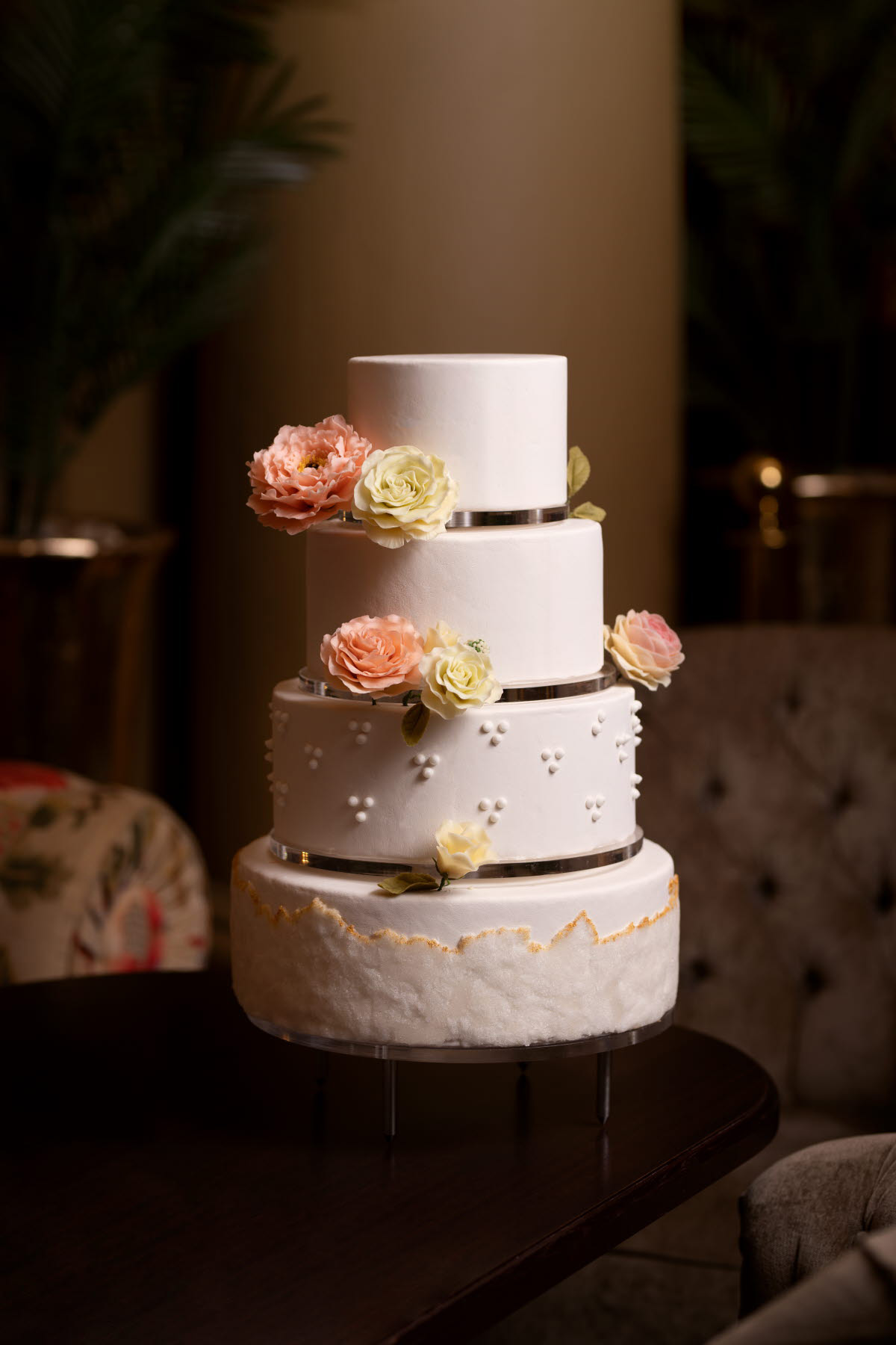 Hvit bryllupskake med fire nivåer