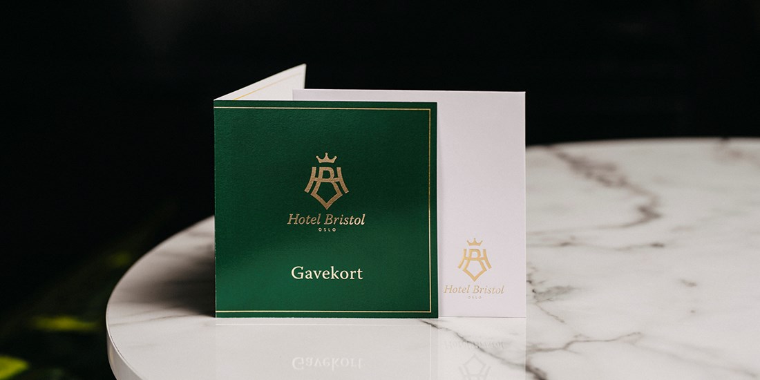 Et elegant gavekort oppstilt på bord i Vinterhaven på Hotel Bristol