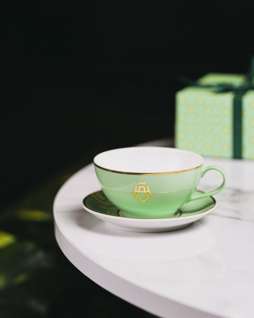 Coffee cup with the Bristol logo in real gold