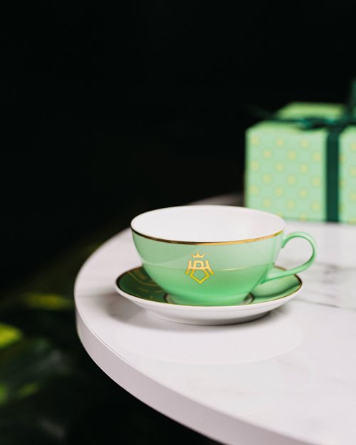 Kaffekopp med Bristol-logo i ekte gull