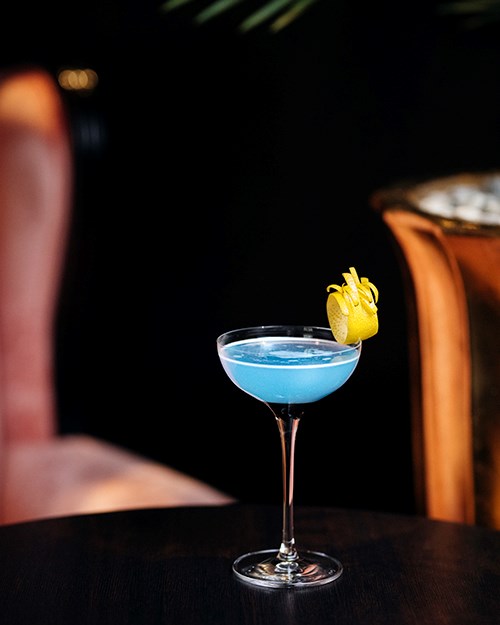 En klassisk cocktail servert i glass med stett