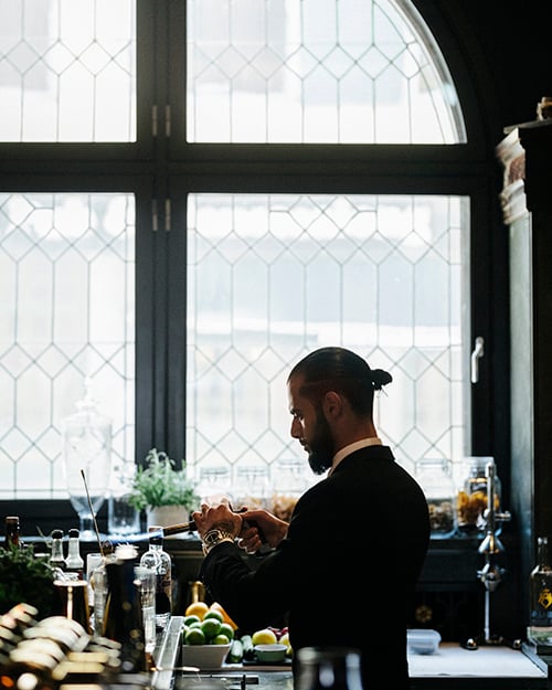 En bartender på jobb