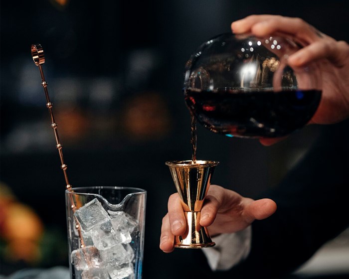 Klassiske cocktails tilberedes i Bristol Bar
