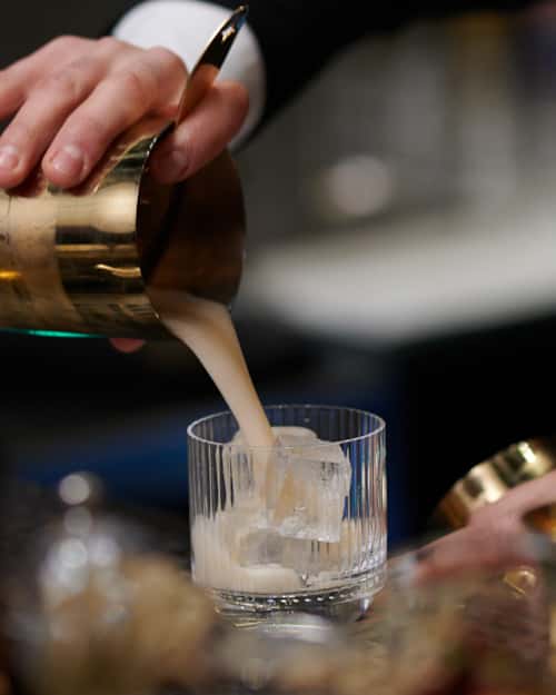 Det mikses og helles over iskuber