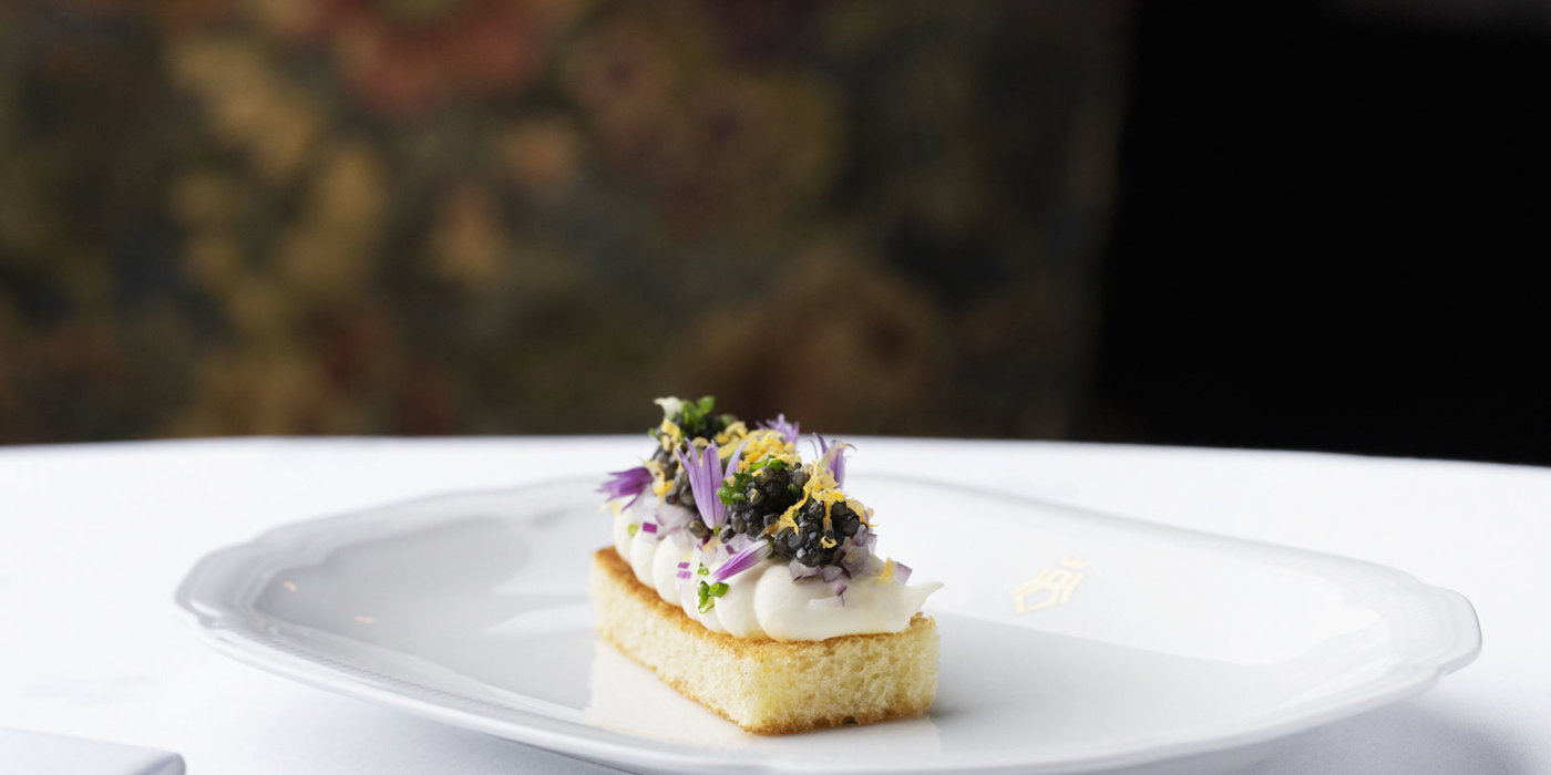 Kafiar toppet på smørstekt brioche med klassisk tilbehør