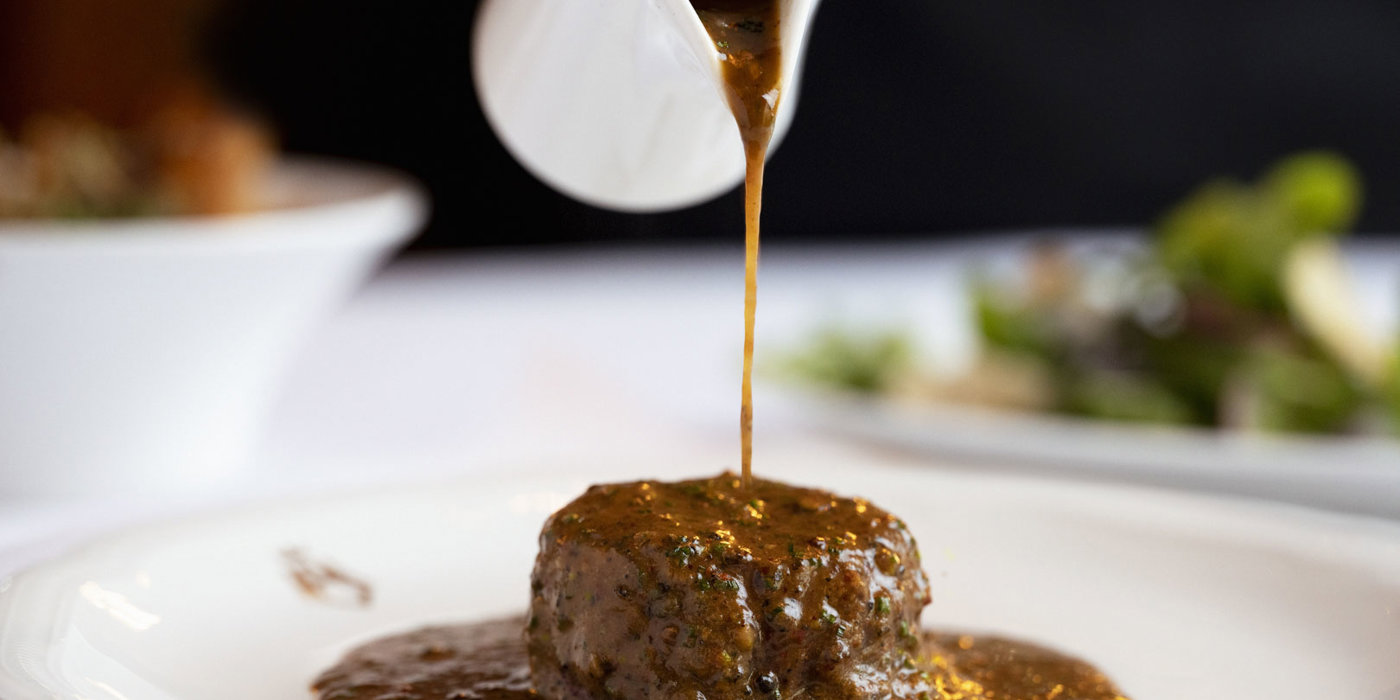 Pepperbiff med saus og tilbehør