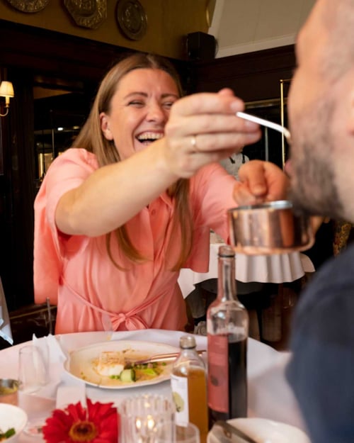 Gjest smaker på saus til maten