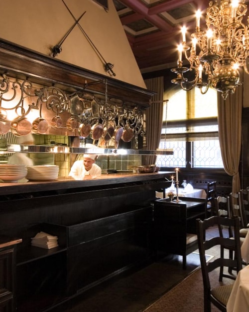 Kjøkkenet og oppdekket bord på Bristol Grill