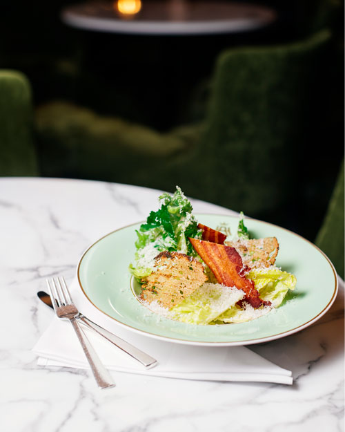 Cæasarsalat og et glass hvitvin