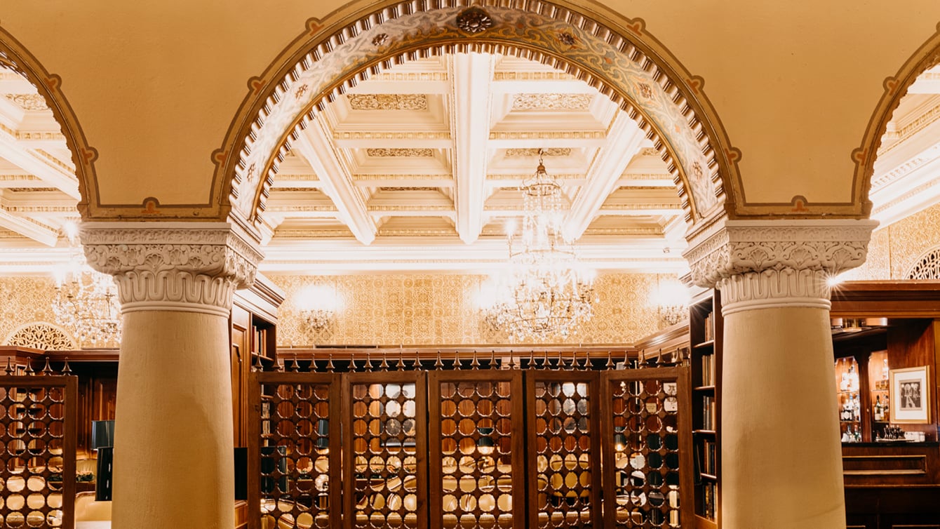 Søyler, buer og himling i Vinterhaven & Bibliotekbaren på Hotel Bristol i Oslo