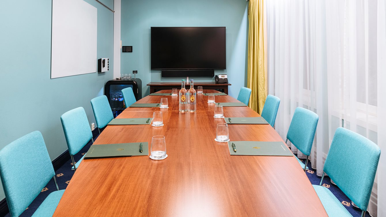 Møterom med langbord med plass til 8 personer