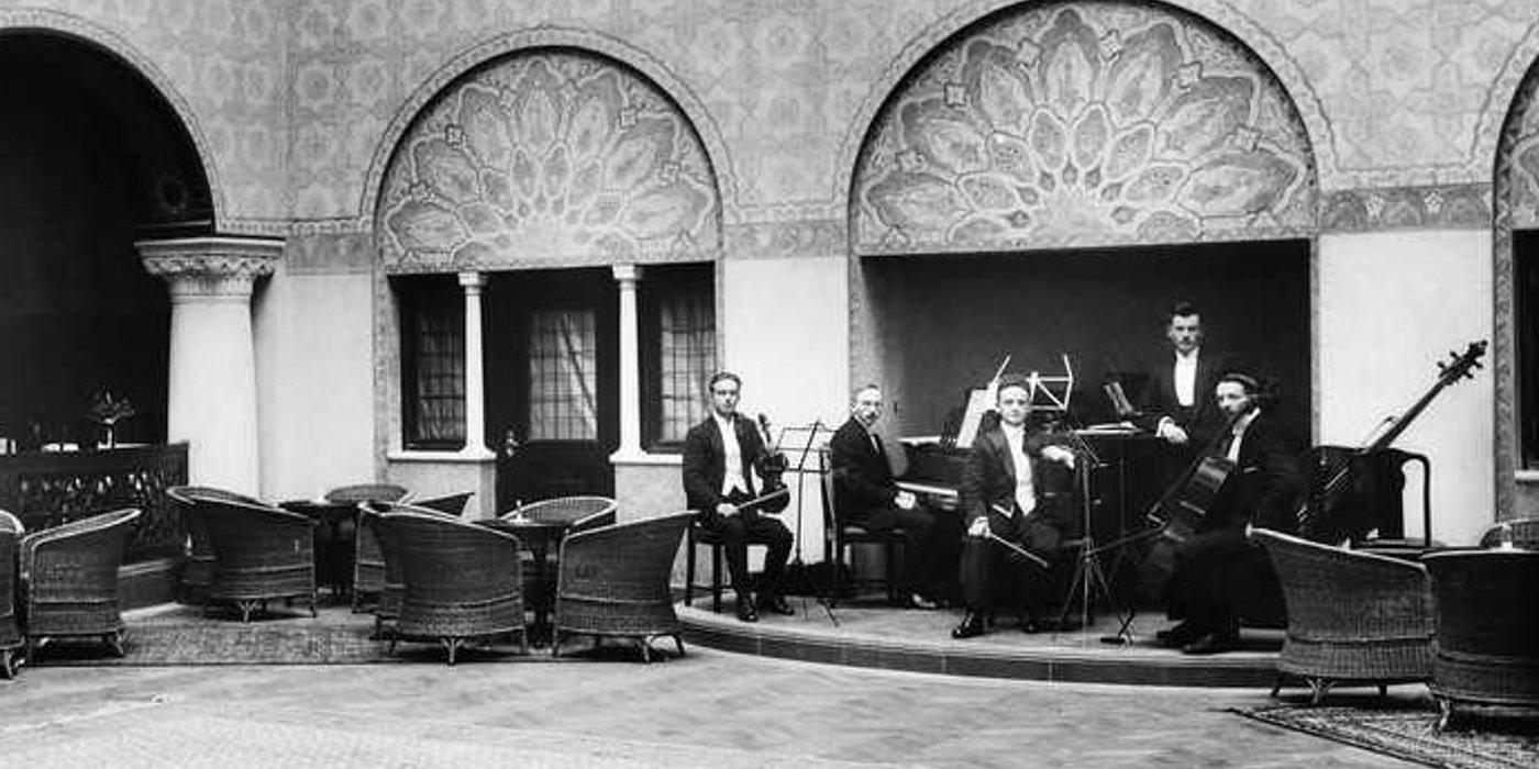 Musicians ready for a concert in Den Mauriske Hall in 1920.