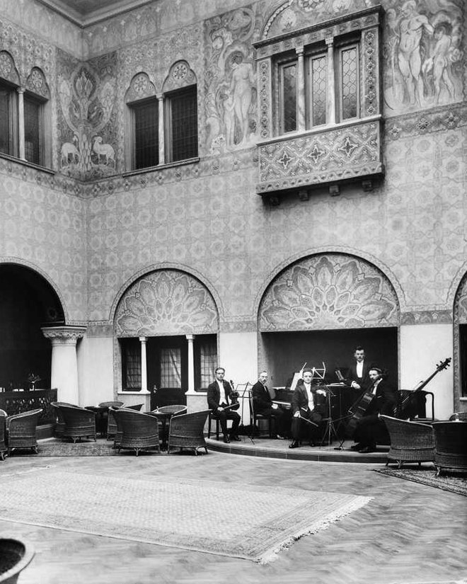 Musikere klare for konsert i Den Mauriske Hall i 1920.