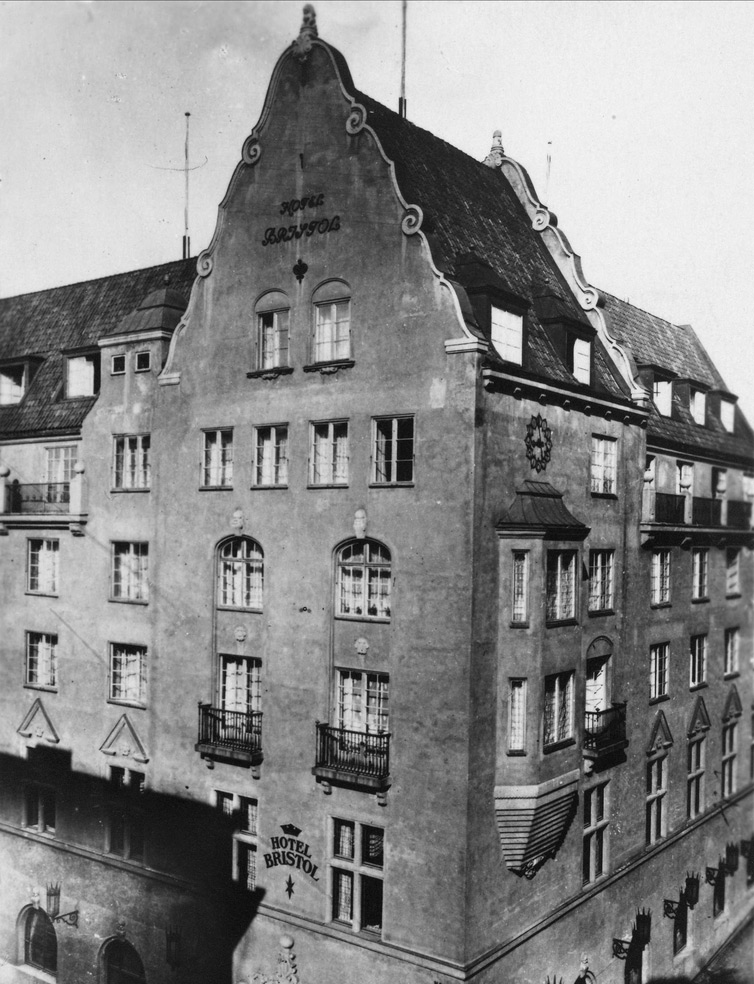 Svart-hvitt bilde av fasaden til Hotel Bristol