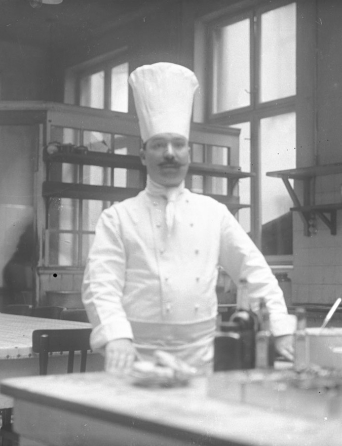 Svart-hvitt bilde av en tidligere kokk på Hotel Bristol