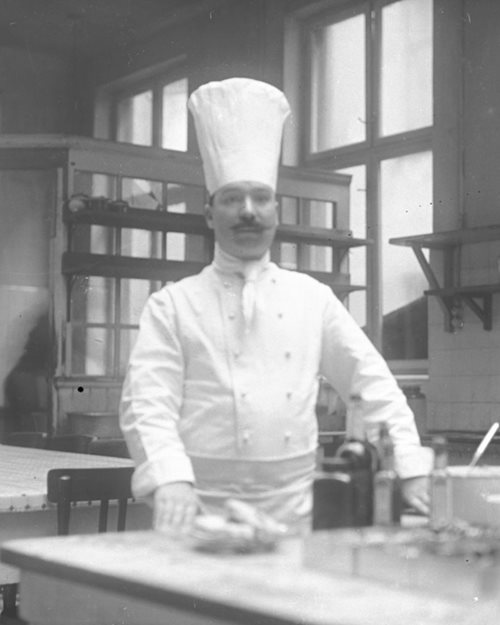 Svart-hvitt bilde av en tidligere kokk på Hotel Bristol