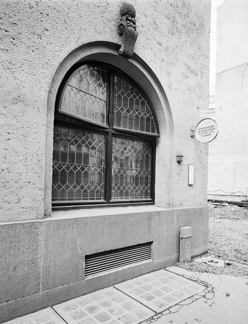 Svart-hvitt bilde av enden på bygningen til Hotel Bristol