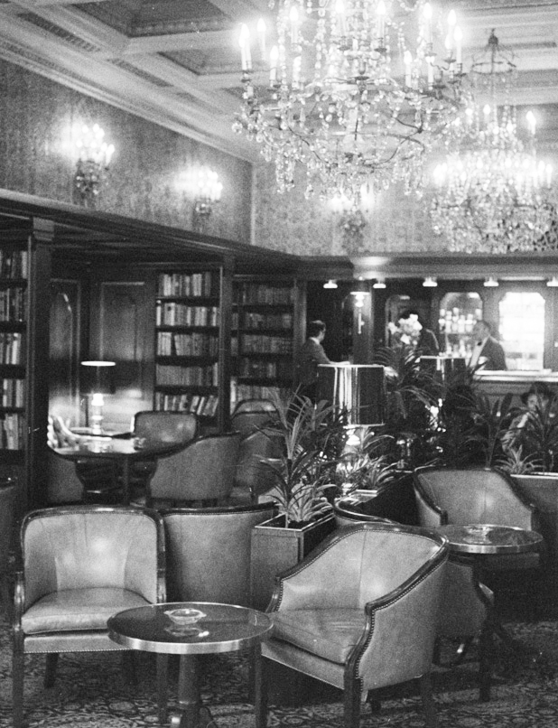 Svart-hvitt bilde av skinnstoler i Vinterhaven & Bibliotekbaren 