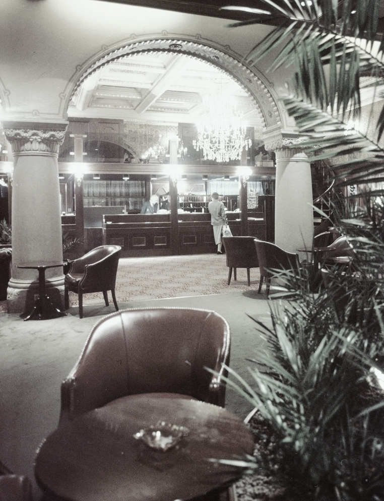Svart-hvitt bilde av resepsjonen på Hotel Bristol