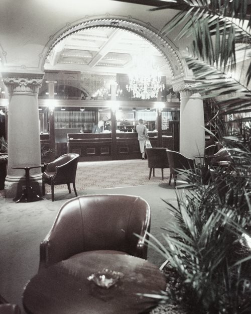 Svart-hvitt bilde av resepsjonen på Hotel Bristol