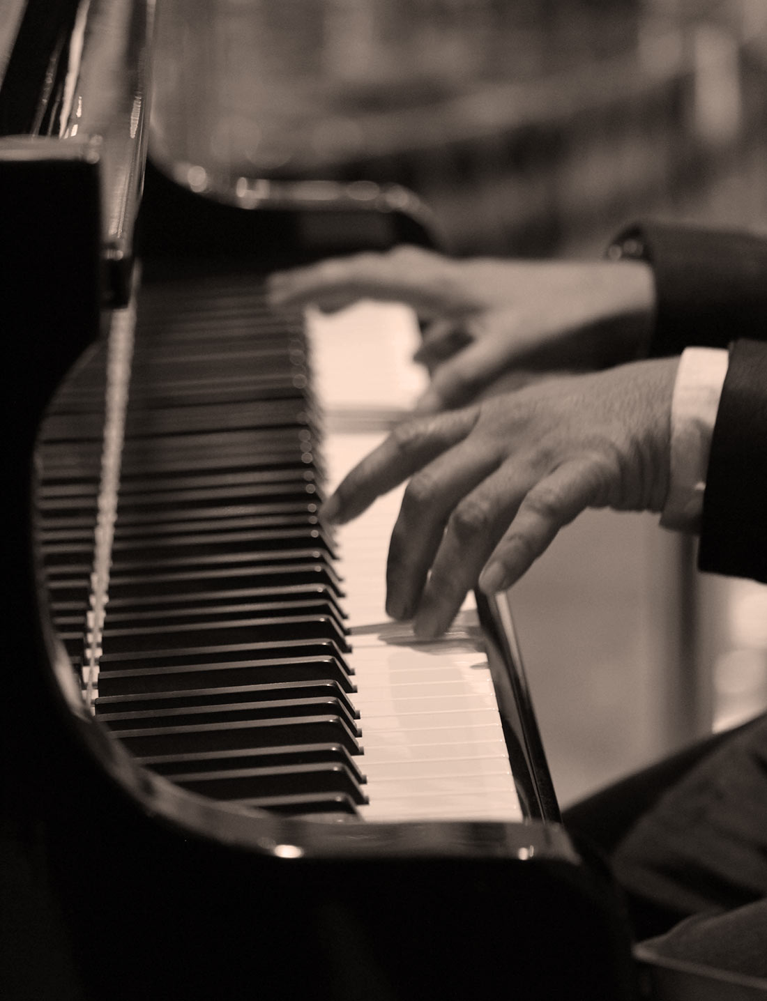 Nærbilde av hender som spiller piano