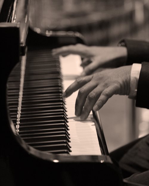 Nærbilde av hender som spiller piano