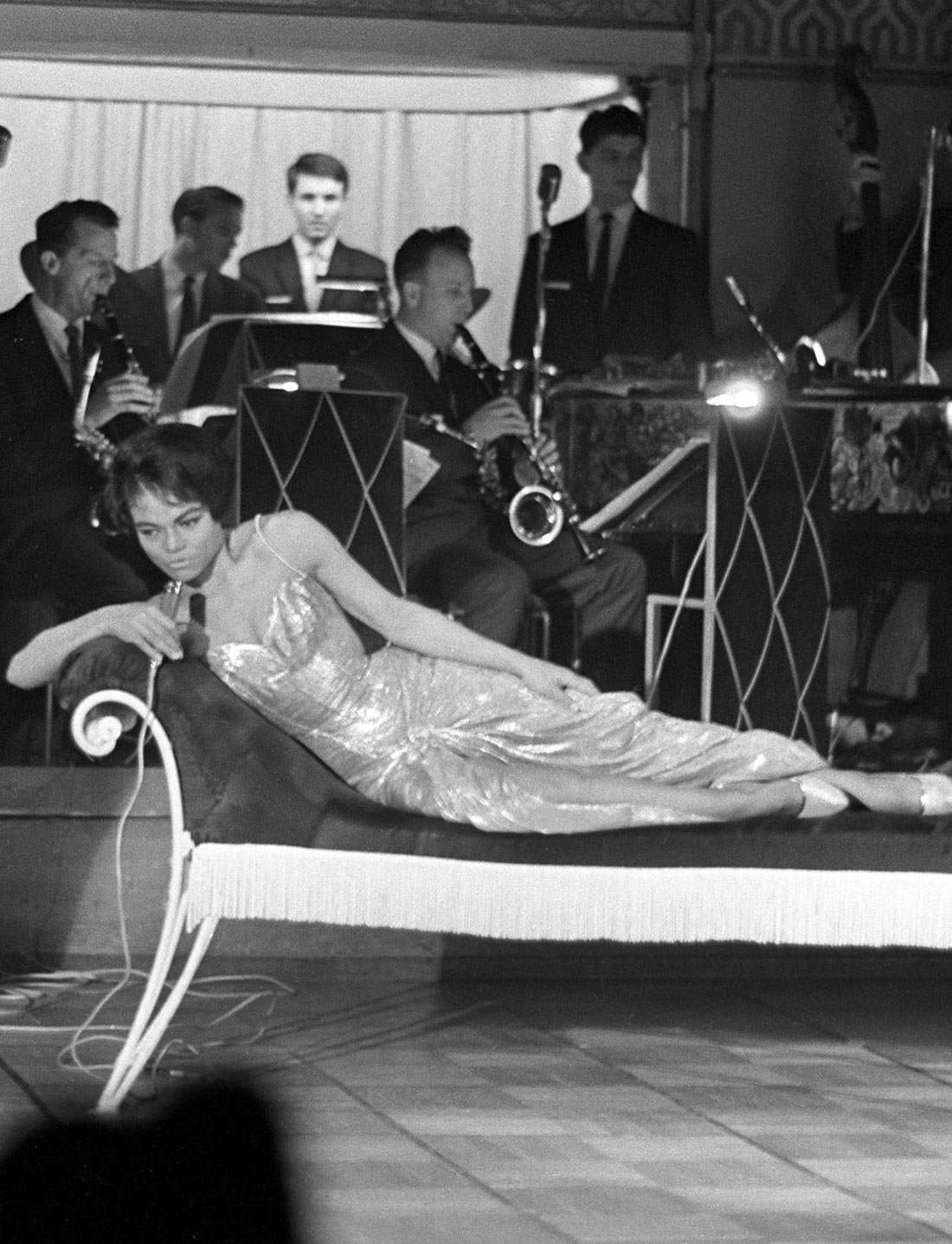 Eartha Kitt ligger på en divan og synger med orkester i bakgrunnen i Den Mauriske Hall på Hotel Bristol i Oslo