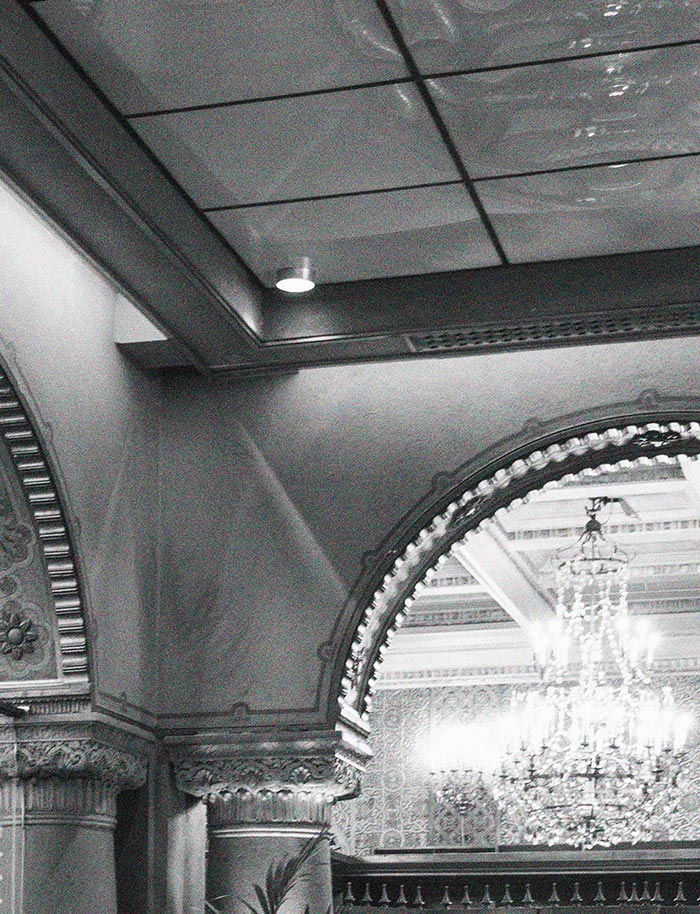 Svart-hvitt bilde av taket som ble satt inn i Vinterhaven & Bibliotekbaren