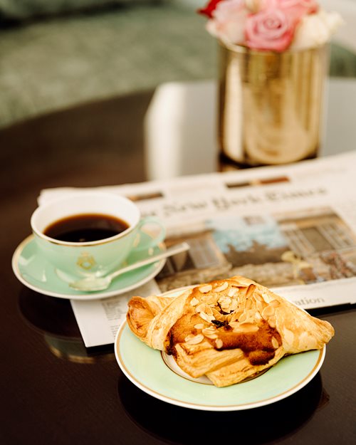 Frokost, kaffe og avis på Hotel Bristol