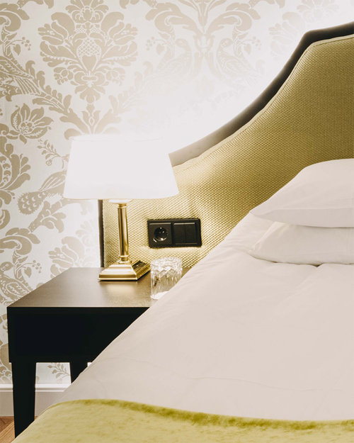 Hyggelig nattbord med lampe