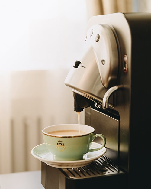 Nespresso-kaffemaskin serverer kaffe i kopp