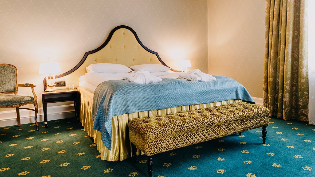 Suite har eget soverom med rikelig ed gulvplass og en ekstra komfortabel seng i gull og turkis