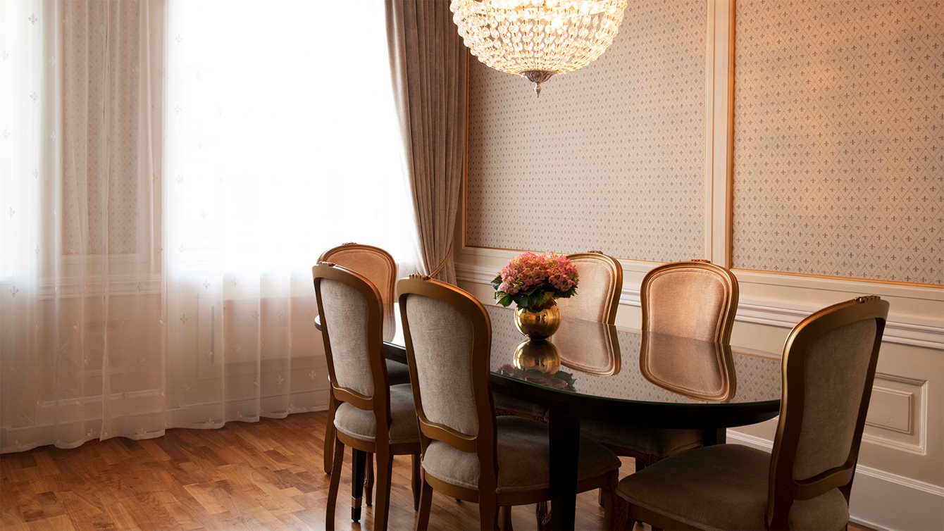 Elegant spisebord med lysekrone i suiten