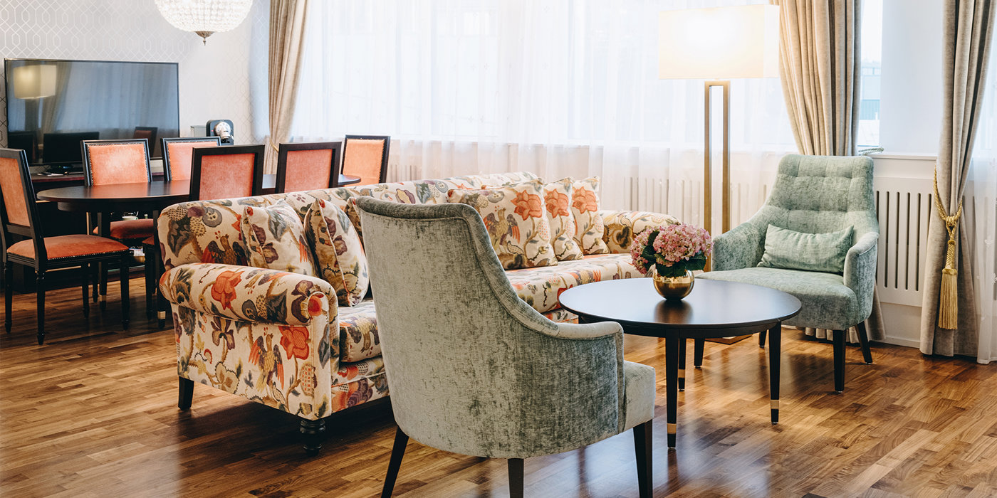 Stor og lys suite med salonggruppe og spisebord