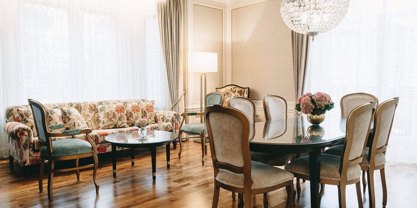 Suite med sofasalong og spisebord