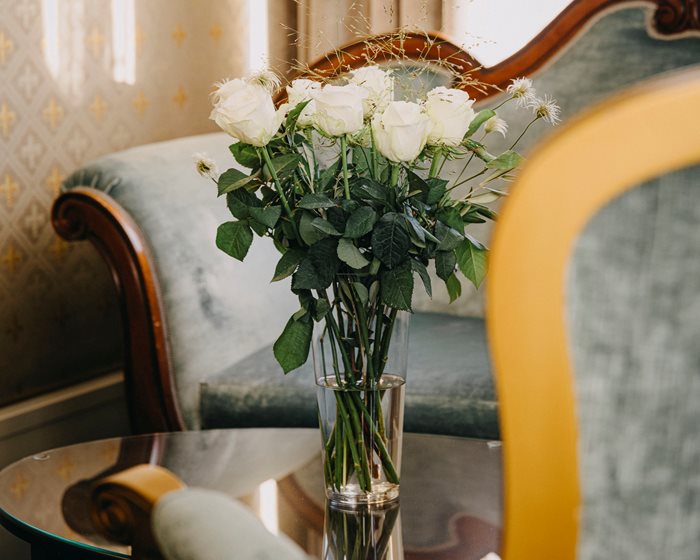 Vase med blomster i salongen