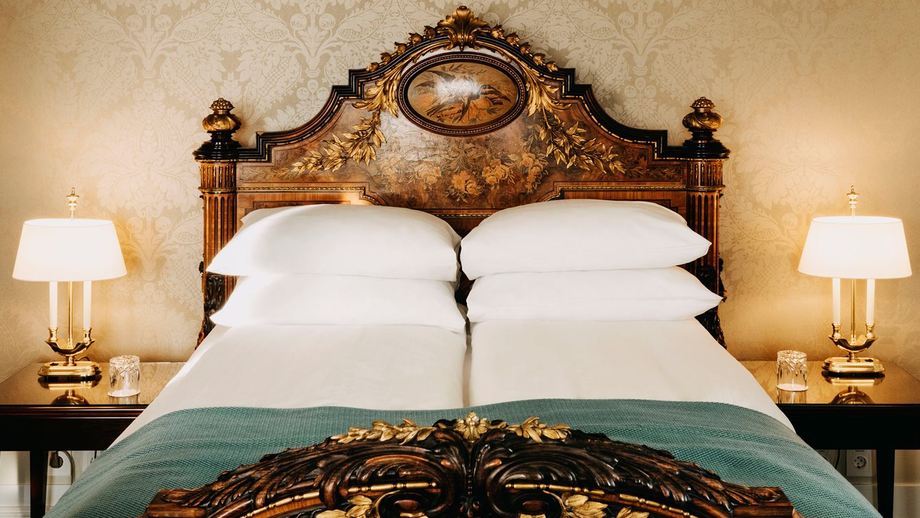 Seng med nattbord på hver side i Josephine Baker-suiten på Hotel Bristol