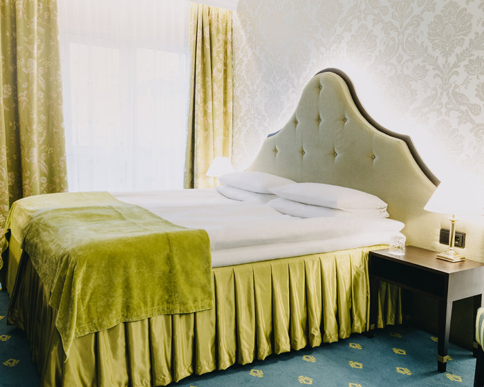 Double bed with headboard in a Standard Room Double