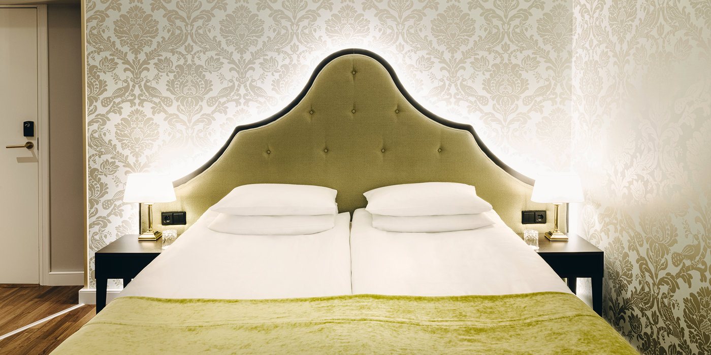 Hyggelig og flott dobbeltseng med nattbord på begge sider og tilrettelagt adkomst frem til sengen