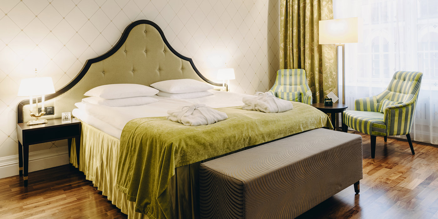 Double bed with extra space on the floor