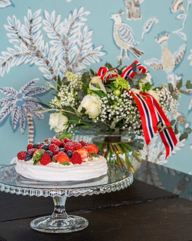 Festdekket bord med kake og vårblomster