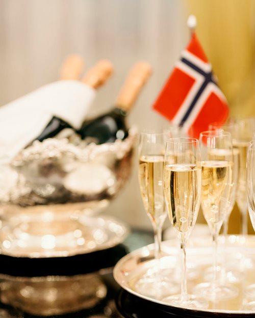 Festdekket bord med norske flagg i anledning 17. mai